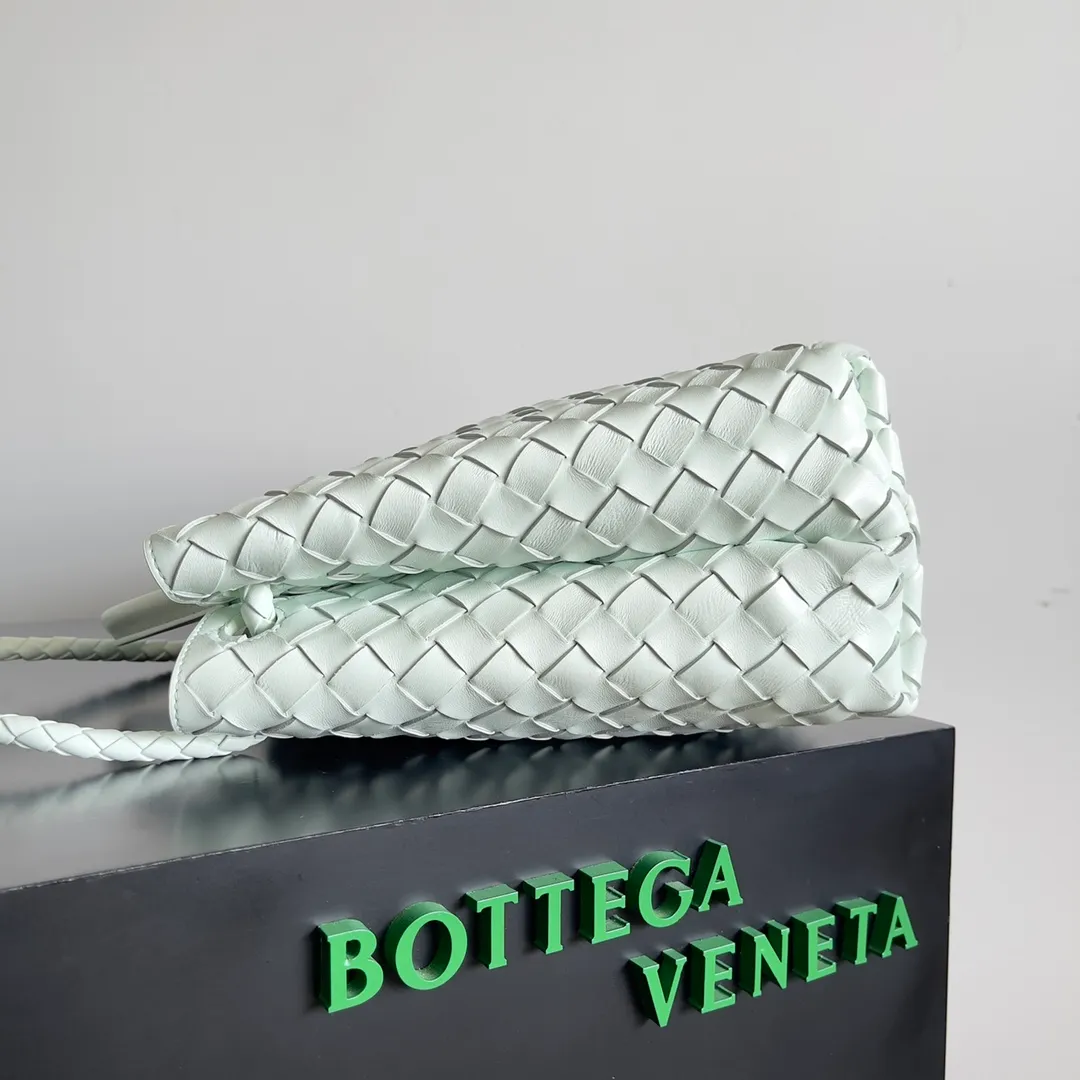 The 2023 new Andiamo batch of 2260 BV has been shipped‼ ️Really popular🔥The new Andiamo woven handbag launched by Bottega Veneta this season is really popular all over the world! ! Celebrities at home and abroad have worn it, and Oscar-winning actress Michelle Yeoh has taken it out on the street. Song Jia, Trai Yara, Yu Feihong, Sanji Ayaka, Rosie Hunting-Whiteley, Yoshioka Riho, etc. have all picked up this bag. It is classic and versatile, showing off its temperament, and the bag capacity is also large, which is very convenient for daily commuting! ! A variety of carrying methods, the shoulder straps can be adjusted by yourself, the original lambskin feels soft and delicate, and the unisex style breaks the gender boundaries and brings a more practical and long-lasting use experience. Andiamo, which has both elegant and casual styles, perfectly interprets the true appearance of "fashionable old money style". Style number: 743572 Size: 32*24*12